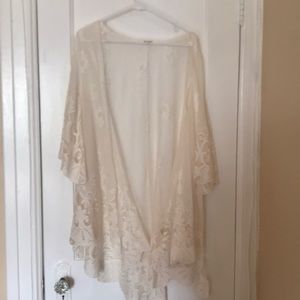 Francesca’s Scalloped Lace Kimono